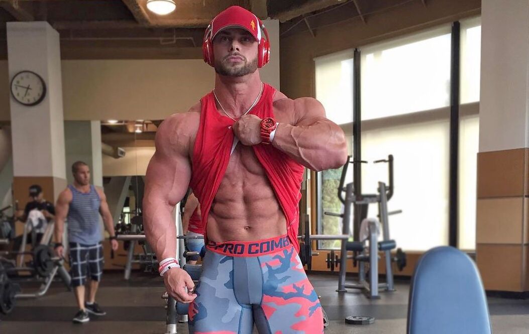 Sports -shaped men in the gym